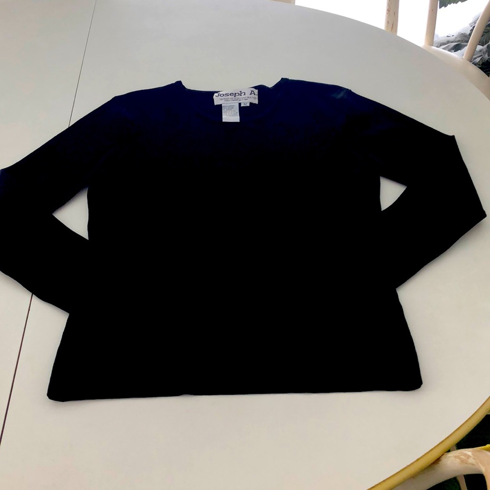 Joseph A. Qu’est-CE Quec’est Silk? Black sweater